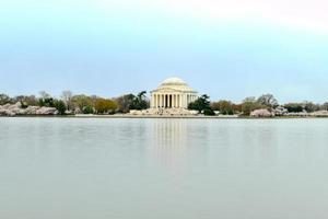 kers bloesems Bij de getij bekken en Jefferson gedenkteken gedurende voorjaar in Washington, gelijkstroom foto