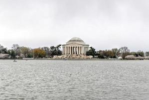 kers bloesems Bij de getij bekken en Jefferson gedenkteken gedurende voorjaar in Washington, gelijkstroom foto