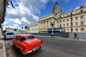 havanna, Cuba - januari 8, 2017 - auto's parkeren in de voorkant van de nationaal hoofdstad gebouw in havanna, Cuba. foto