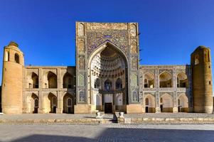 madrasah van abdulaziz khan - madrasah in bukhara, genaamd na de ashtarkanid heerser van abdulaziz khan. foto