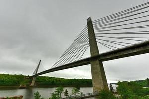 de penobscot vernauwt brug is een 2.120 voeten lang tuimelschakelaar brug over- de penobscot rivier- in Maine. foto