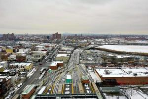 antenne visie van de met sneeuw bedekt verhoogd trein sporen uitbreiden van coney eiland, brooklyn, nieuw york. foto