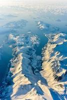 een antenne visie van de sneeuw gedekt bergen van de fjorden van Noorwegen in de winter. foto