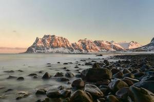 dageraad Bij utakleiv strand, lofoten eilanden, Noorwegen in de winter. foto