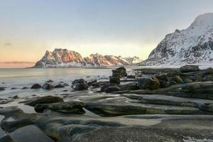 dageraad Bij utakleiv strand, lofoten eilanden, Noorwegen in de winter. foto