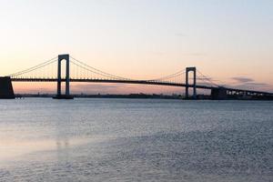 zonsondergang over- lang eiland geluid en troebelen nek brug in nieuw york stad. foto