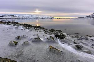 vagspollen reflectie Bij zonsopkomst in de lofoten eilanden, Noorwegen in de winter. foto