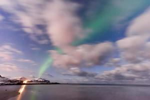 noordelijk lichten over- de zee Bij skagsanden strand, lofoten eilanden, Noorwegen in de winter. foto