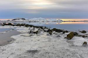 vagspollen reflectie Bij zonsopkomst in de lofoten eilanden, Noorwegen in de winter. foto