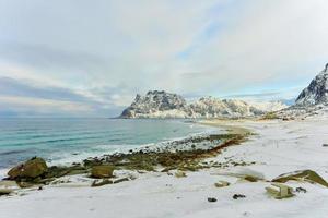 utakliev strand in de lofoten eilanden, Noorwegen in de winter. foto