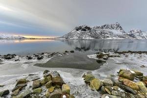 vagspollen reflectie Bij zonsopkomst in de lofoten eilanden, Noorwegen in de winter. foto