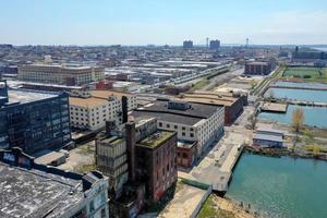 industrie stad is een historisch intermodaal Verzenden, opslag, en fabricage complex Aan de waterkant in de zonsondergang park buurt van brooklyn, nieuw york stad. foto