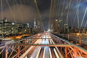 Brooklyn Bridge 's nachts foto