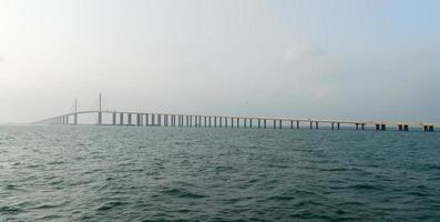 zonneschijn skyway brug - tampa baai, Florida foto