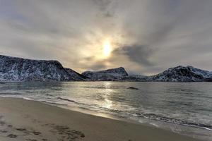 haukland strand in de lofoten eilanden, Noorwegen in de winter. foto