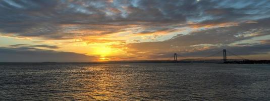 verrazano vernauwt brug Bij zonsondergang foto