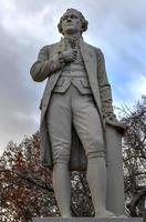 Alexander Hamilton standbeeld in centraal park, nieuw york stad. het is gesneden van solide graniet door carl h. konrads, was gedoneerd naar centraal park in 1880 door een van Alexander hamiltons zonen, John c. hamilton. foto