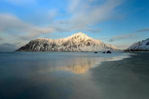 skagsanden strand in de lofoten eilanden, Noorwegen in de winter. foto