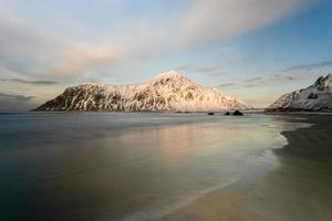 skagsanden strand in de lofoten eilanden, Noorwegen in de winter. foto