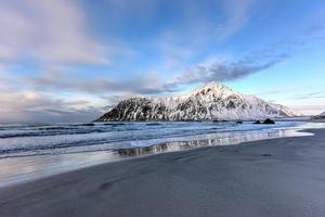 skagsanden strand in de lofoten eilanden, Noorwegen in de winter. foto