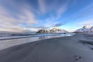 skagsanden strand in de lofoten eilanden, Noorwegen in de winter. foto