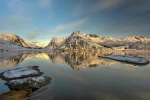 bergen weerspiegeld in een meer in luchtafweer in de lofoten eilanden, Noorwegen foto