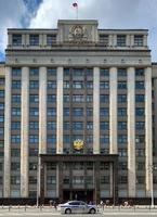 Moskou, Rusland - juli 28, 2019 - Politie auto in voorkant van de staat doema van de Russisch federatie - de Russisch parlement in de centrum van Moskou. ingeschreven staat parlement. foto