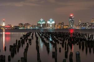 nieuw Jersey horizon aan de overkant oud pieren Bij nacht van Manhattan foto