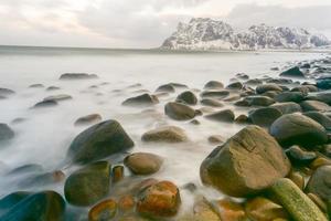 golven vloeiende over- utakleiv strand, lofoten eilanden, Noorwegen in de winter. foto