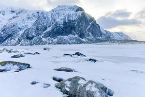 toneel- kiezelsteen strand in eierstok, lofoten eilanden, arctisch, Noorwegen, Scandinavië, Europa Aan een bewolkt, winter dag. foto