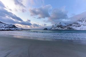 haukland strand in de lofoten eilanden, Noorwegen in de winter Bij schemering. foto