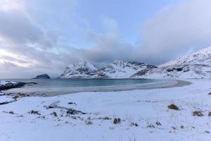 haukland strand in de lofoten eilanden, Noorwegen in de winter Bij schemering. foto