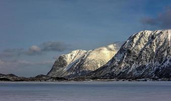 hooglandsvatnet in de lofoten eilanden, Noorwegen in de winter. foto