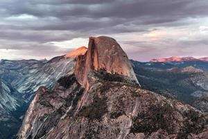 gletsjer punt, een overzien met een commandant visie van yosemite vallei, voor de helft koepel, yosemite valt, en Yosemite hoog land. foto