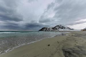 skagsanden strand in de lofoten eilanden, Noorwegen in de winter Aan een bewolkt dag. foto