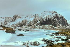 toneel- kiezelsteen strand in eierstok, lofoten eilanden, arctisch, Noorwegen, Scandinavië, Europa Aan een bewolkt, winter dag. foto