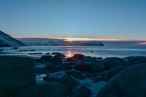 vikten strand in de lofoten eilanden, Noorwegen in de winter Bij zonsondergang. foto