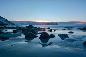 vikten strand in de lofoten eilanden, Noorwegen in de winter Bij zonsondergang. foto