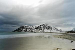 skagsanden strand in de lofoten eilanden, Noorwegen in de winter Aan een bewolkt dag. foto