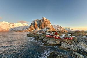 visvangst hut in de hamnoy en lilandstinden berg top in winter in reine, lofoten eilanden, Noorwegen. foto