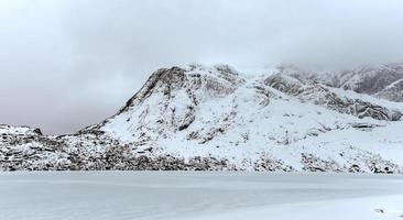 stevig meer in voorkant van de landschap van de lofoten bergen Aan de eiland luchtafweergeschut in de winter. foto