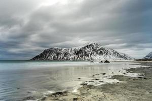 skagsanden strand in de lofoten eilanden, Noorwegen in de winter Aan een bewolkt dag. foto