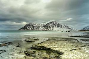 skagsanden strand in de lofoten eilanden, Noorwegen in de winter Aan een bewolkt dag. foto