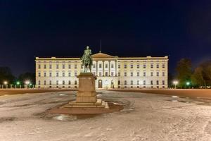 Koninklijk paleis van Oslo Bij nacht. de paleis is de officieel residentie van de Cadeau Noors monarch. foto