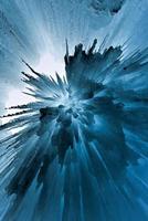 doorzichtig blauw ijspegels in een bevroren ijs muur. foto