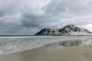 skagsanden strand in de lofoten eilanden, Noorwegen in de winter Aan een bewolkt dag. foto