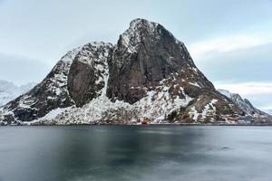 visvangst hut in de hamnoy en lilandstinden berg top in winter in reine, lofoten eilanden, Noorwegen. foto