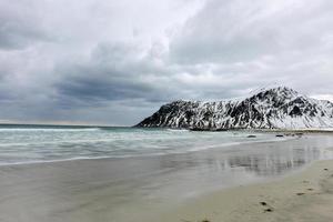 skagsanden strand in de lofoten eilanden, Noorwegen in de winter Aan een bewolkt dag. foto