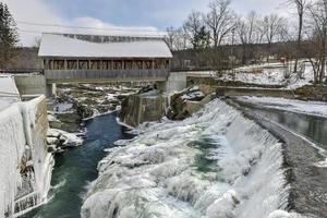 quechee rivier- park Vermont gedurende de winter. foto