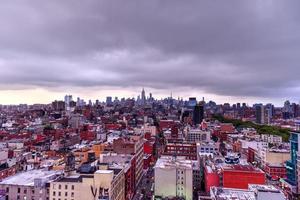 Manhattan horizon visie in de avond net zo schemer benaderingen. foto